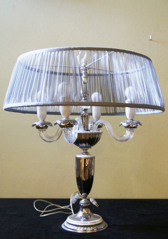 Lampada da tavolo, in porcellana, con particelle in platino a quattro luci, con bracci in vetro, cm 60x64