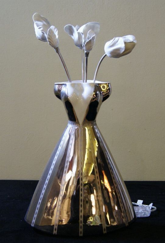 Lampada da tavolo, BUSTO DI SIGNORA, in porcellana, con particelle in platino e fiori, cm 30x56