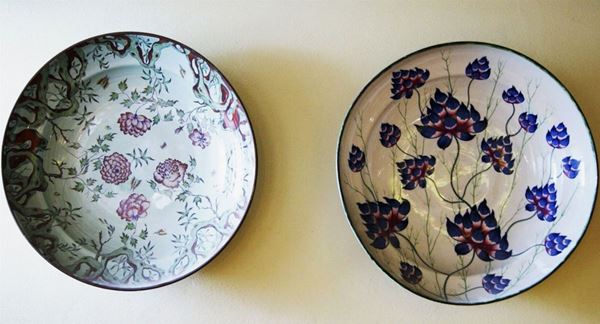 Due centrotavola, in ceramica, decorati a decalcomania a fiori, cm 56, uno filato (2)