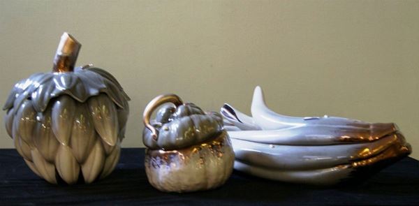 Tre vasi, in ceramica decorata, con coperchi raffiguranti CARCIOFO, ZUCCA E CARDO (3)