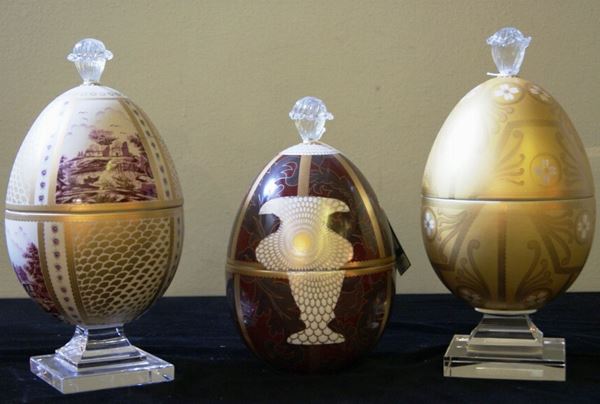 Tre soprammobili, in ceramica decorata, a forma di uova, con particelle in vetro, uno filato (3)