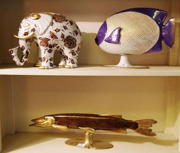 Tre soprammobili, in ceramica e vetro decorato, raffiguranti due pesci, di cui una base rotta, ed elefante (3)  - Asta Arredi, oggetti d'arte, mobili antichi e argenti - Poggio Bracciolini Casa d'Aste