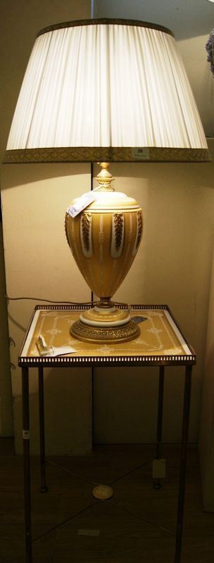 Lume da tavolo, in porcellana decorata oro, con rapporti in metallo e tavolino quadrato, in porcellana e metallo dorato (2)