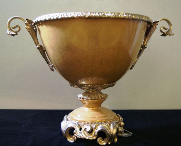 Vaso, in porcellana decorata, con rapporti in metallo dorato