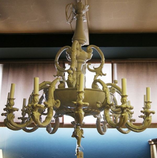Lampadario, in porcellana, a dodici luci, con foglie, cm 98x91  - Asta Arredi, oggetti d'arte, mobili antichi e argenti - Poggio Bracciolini Casa d'Aste