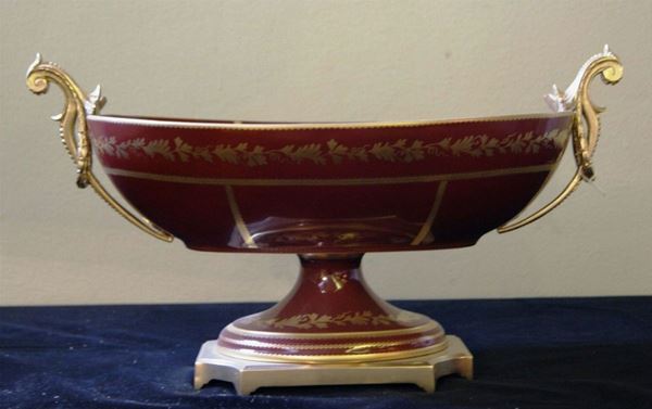 Centrotavola, in porcellana rosso-oro, con decori floreali e rapporti in metallo dorato, cm 50x23
