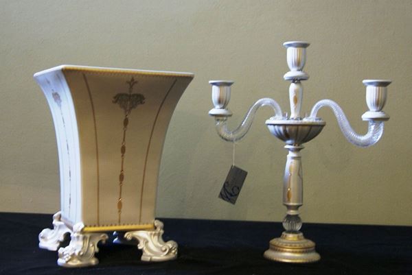 Vaso e candeliere, in porcellana, con particelle in vetro (2)