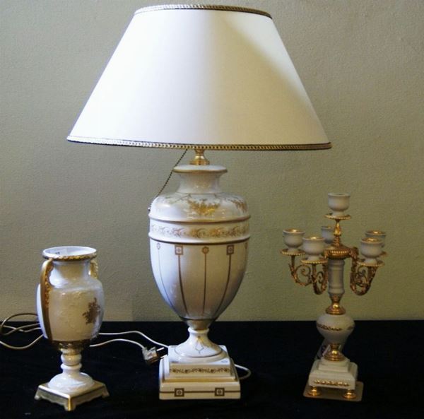 Lume da tavolo, vaso e applique a cinque luci, il tutto in porcellana e bisquit bianco-oro (3)
