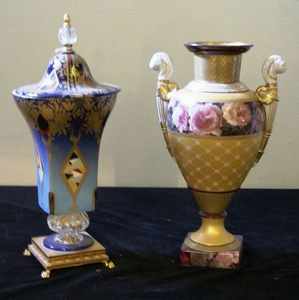 Due vasi, in porcellana decorata, con particelle in vetro (2)  - Asta Arredi, oggetti d'arte, mobili antichi e argenti - Poggio Bracciolini Casa d'Aste