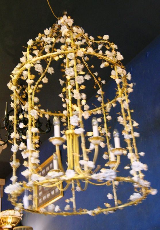 Grande lampadario a forma di gabbia, in metallo dorato con fiori in porcellana, a otto luci, cm102x175