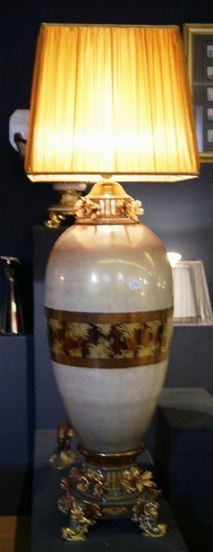 Grande lume, in ceramica decorata, con rapporti in metallo dorato, alt. cm 155