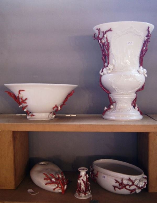 Set composto da tre vasi, due candelieri, in porcellana con decori a finto corallo (5)