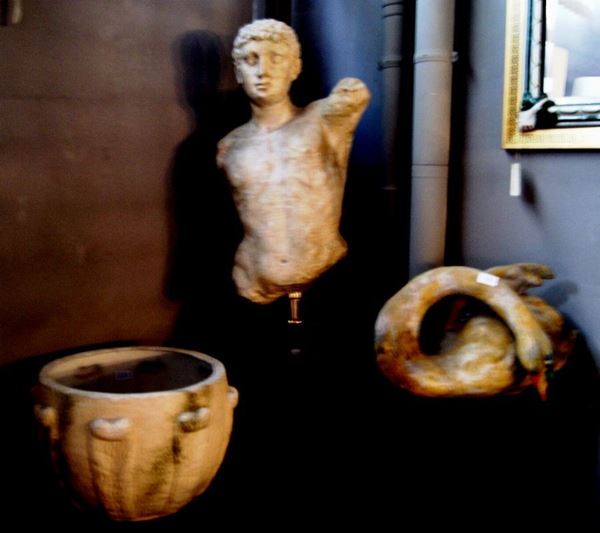 Due sculture e vaso, in ceramica decorata a finto scavo (3)