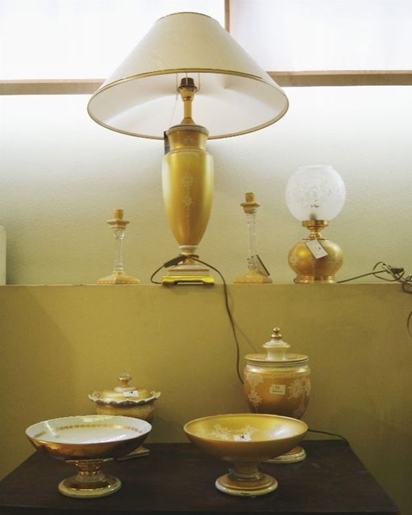 Set composto da due lumi, due candelieri, due alzate e due vasi, in porcellana decorata oro (8)
