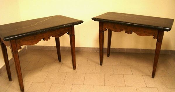 Coppia di tavolini, Luigi XVI, con basi in legno, gambe scanalate, piedi in marmo verde, cm 112x65x84 (2)