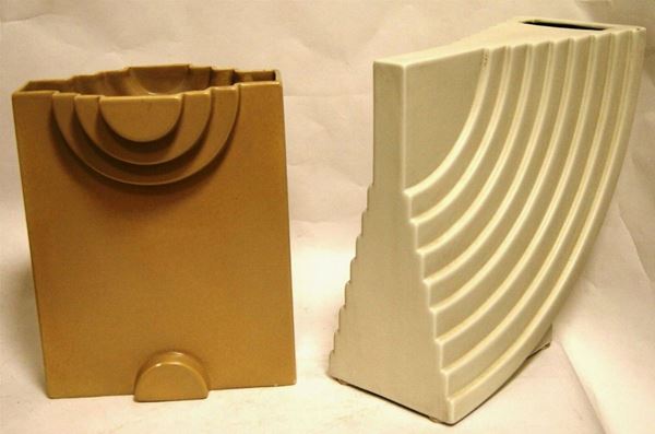 Due vasi, manifattura Sottsass, anni '80, in maiolica decorata, alt.cm 34 e 36, difetti (2)