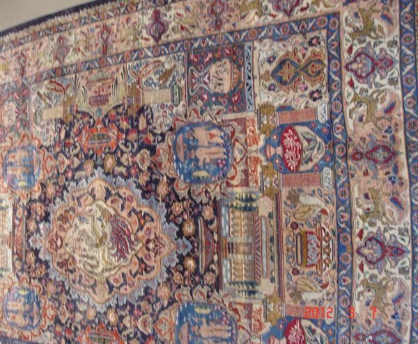 Tappeto persiano kashmar, firmato di vecchia manifattura, campo a motivo archeologico multicolore, cm 390x310