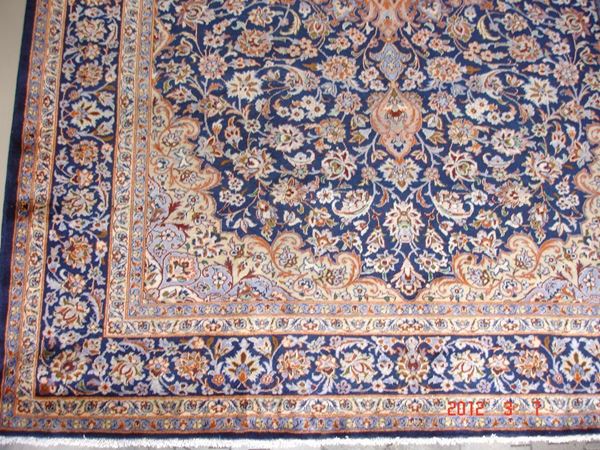 Tappeto persiano keishan di vecchia manifattura, fondo blu, campo a motivo floreale, con medagione centrale, cm 405x300