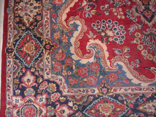 Tappeto persiano Yazd di vecchia manifattura, fondo multicolore, campo a motivo floreale, con medaglione centrale e bordura blu, cm 365x255