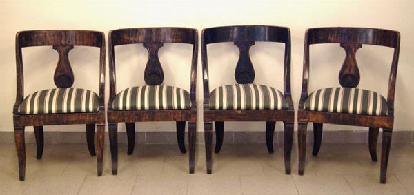 Quattro sedie a gondola, Italia centrale sec. XIX, in legno pitturato, con cartelle intagliate a palmette, gambe sagomate, sedute imbottite e ricoperte in stoffa a righe, alt. cm 81 (4)