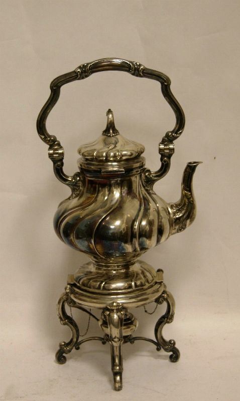 Samovar, inizi sec.XX, in argento sagomato a volute e cesellato, poggiante su quattro piedini, alt. cm 49, gr. 2150