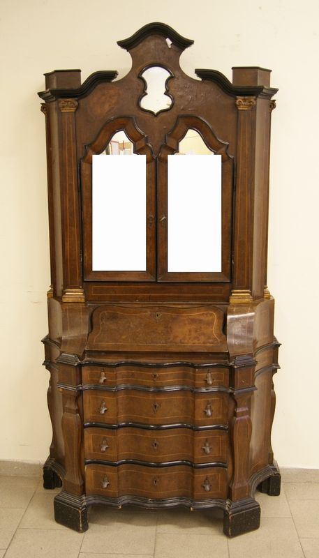 Troumeau, in stile settecento, in legno filettato e sagomato, tre sportelli di cui due con specchi ed uno a ribalta, quattro cassetti, capitelli laterali con finali dorati, cm 110x52x210
