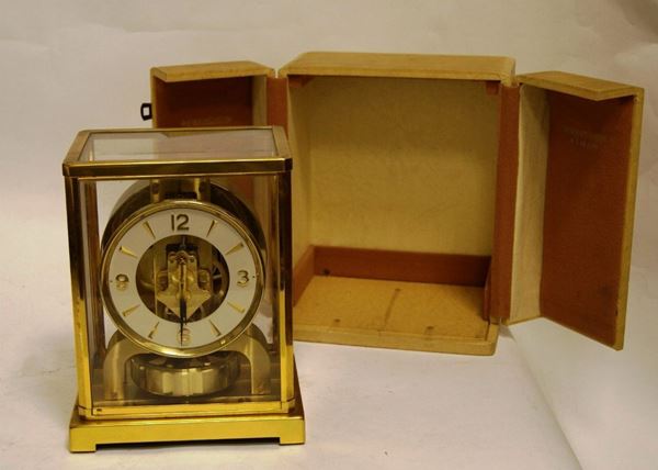 Orologio da tavolo, sec. XX, Jaeger LeCoultre Atmos, cassa in metallo dorato con vetro e cristallo, quadrante bianco con numeri arabi, entro propria scatola, cm 18x13x23