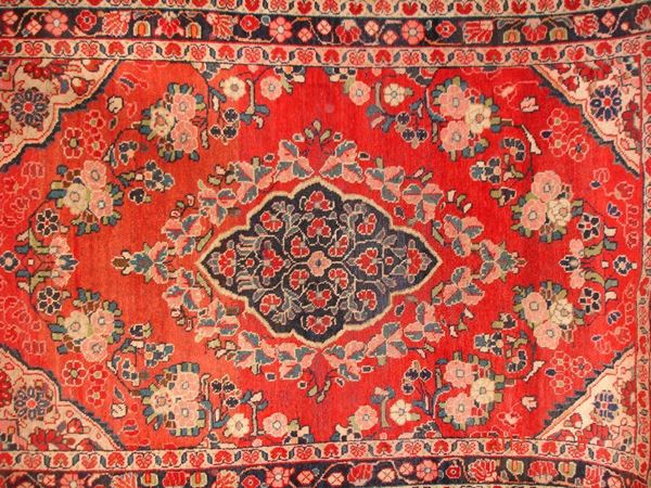 Tappeto persiano mahal, del 1930 circa, fondo rosso, con colori vegetali naturali, medaglione centrale e bordura blu, cm 205x135