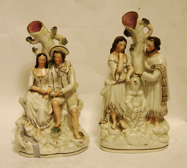Coppia di fioriere, Inghilterra, sec. XIX, raffiguranti scene galanti, in maiolica, alt. cm 29 e cm 31(2)