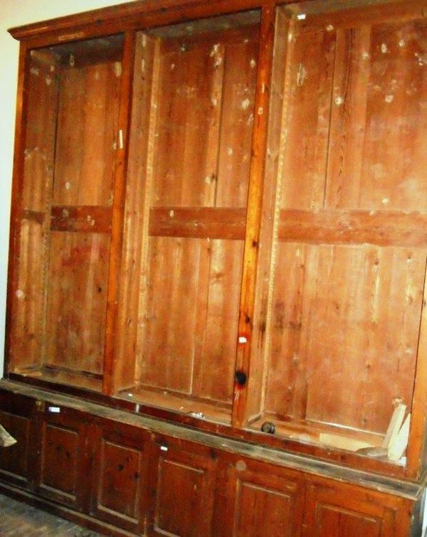 Libreria, Toscana, sec. XIX, in abete, a sei sportelli e vani a giorno, cm 280x46x305