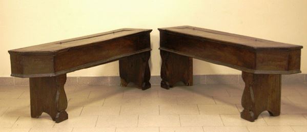 Coppia di panche, Toscana, sec. XVII, in noce, con piano da alzarsi, cm 157x30x54 (2)