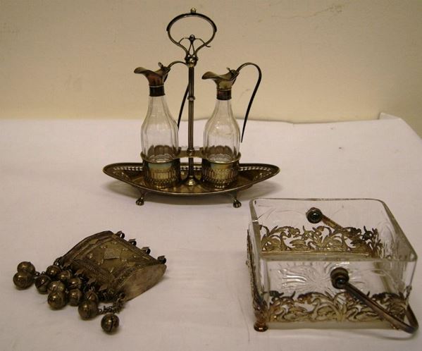 Piccolo cestino da tavolo, con manico in stile liberty, vaschetta in cristallo e montatura in argento, scatola araba in argento inciso, con campanelli, gr. 209
