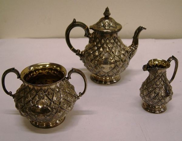 Servizio da tÃ¨, fine sec. XIX, composto da teiera, lattiera e zuccheriera, in metallo argentato inciso (3)