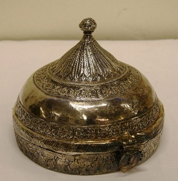 Cachepot arabo, tardo sec. XIX, composto di base e coperchio, gr. 780