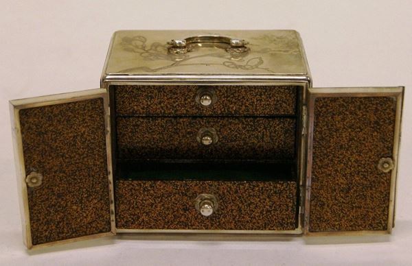 Portagioie, Giappone, tardo sec. XIX, in argento inciso, a due sportelli e cassettini interni, a motivi floreali, interni in legno laccato
