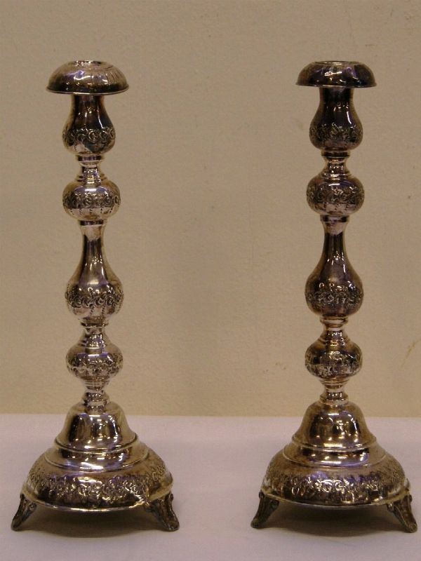 Coppia di candelieri a rocchetto, in argento, completi di bobeches, gr. 450(2)
