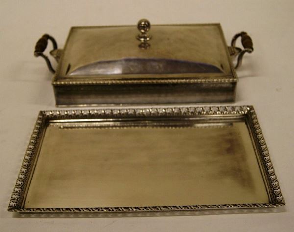 Piccolo vassoio rettangolare, sec. XIX, metallo argentato, bordo traforato, e scaldavivande, fine sec. XIX, metallo argentato, due manici in legno(2)