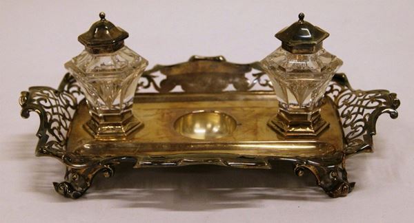 Calamaio, Inghilterra, inizi sec. XX, in argento sagomato e traforato, con due boccette in cristallo molato (3)