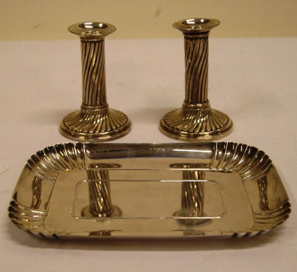 Coppia di candelieri, Inghilterra, fine sec. XIX, in argento lavorato, a coste e vassoietto, in argento, argentiere Porro, gr. 300 (3)