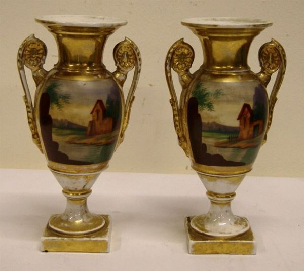 Coppia di vasi biansati, inizio sec. XIX, in porcellana, in parte dorata e in parte dipinta con scene idilliache e casolari, manici a volute, alt. cm 25, doratura consumata(2)