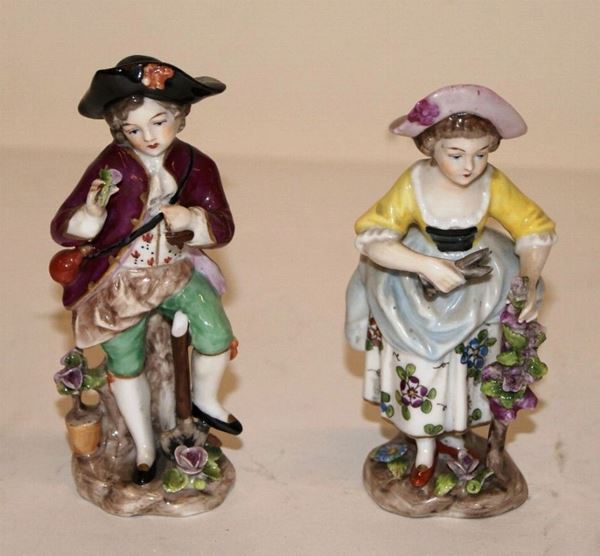 Coppia di figure, fine sec.XIX, in porcellana policroma, raffiguranti bambino e bambina in abiti settecenteschi, alt. cm 11(2)