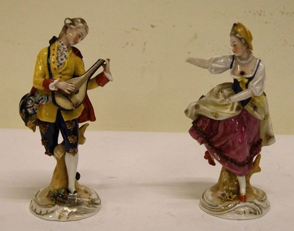Coppia di figure, fine sec. XIX-inizio XX, in porcellana policroma, raffigurante fanciullo che suona il mandolino e fanciulla che danza, alt. cm 18, mancanze e restauri (2)