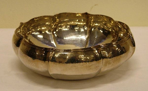 Centrotavola, sec. XIX, in argento martellato, sagoma lobata, gr. 450