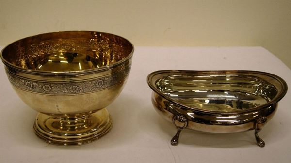 Coppa, in argento, con piede alto, interno dorato, esterno inciso, argentiere Broggi, e Alzata, in argento, su quattro piedini, tot. gr. 1427 (2)