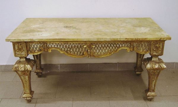 Tavolino, in stile Impero, in legno intagliato laccato e dorato, piano finto marmo, cm 117,5x63x57