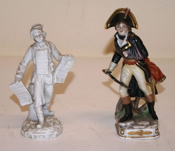 Figura di militare, fine sec. XIX, in porcellana policroma, alt. cm 14 e Altra figura, sec. XIX, in porcellana bianca, raffigurante un venditore ambulante, alt. cm 12