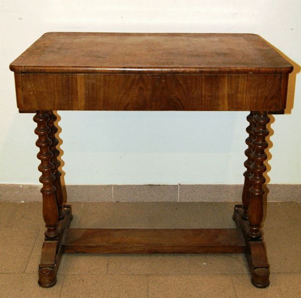 Tavolino da lavoro, Toscana, sec. XIX, in noce e radica, un cassetto, gambe tornite, cm 83x56x80