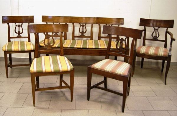 Salotto, Toscana, sec. XVIII, in noce, composto da divanetto, poltroncina e tre sedie, cartella a lira, gambe troncopiramidali e sagomate