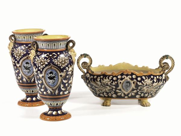 Coppia di vasi e giardiniera in maiolica policroma fondo blu, anse serpentiformi, manifattura Fantechi (3)