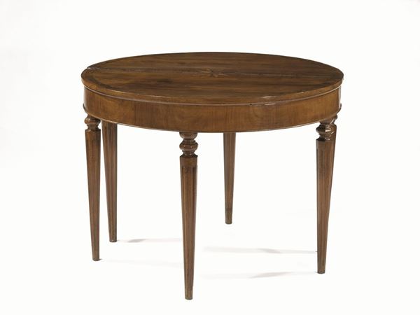 Coppia di consoles, Italia centrale metÃ  sec. XIX, in ciliegio intarsiato, piano semicircolare ciascuno decorato da una mezza rosa dei venti, gambetroncopiramidali scannellate, ciascuna cm 107x53x80, complete di una  prolunga di epoca posteriore che le trasforma in un tavolo ovale, lungh. cm 60 (2)